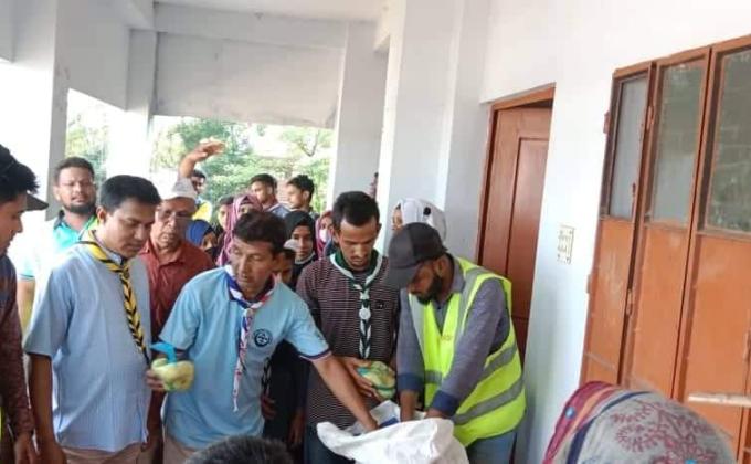 Distribution of cooked food during floods
