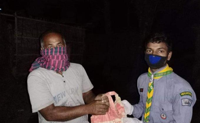 মহামারী করোনায় নিম্নবিত্ত, অসহায় পরিবারের মাঝে ত্রাণ বিতরণ। 