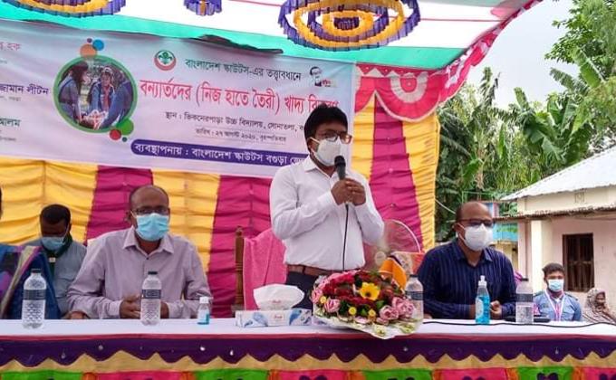 বন্যার্তদের(নিজ হাতে তৈরী) খাদ্য বিতারণ 