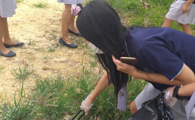 เก็บขยะริมถนนหน้าวิทยาลัย