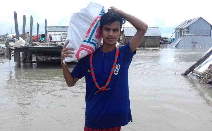 বন্যার্তদের পাশে।