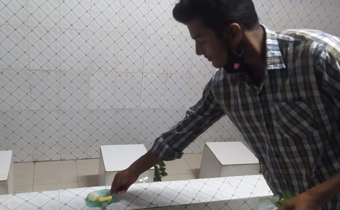 লকডাউনে মসজিদে সাবান বিতরণ 