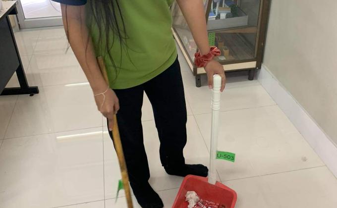 กวาดพื้นห้องบัญชี