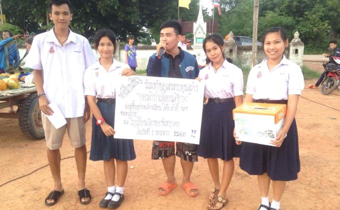 เล่นคนตรีเปิดหมวก หาเงินสมทบทุนกองผ้าป่า 