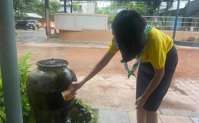 จิตอาสาใส่ทรายอเบตในบ่อน้ำ เพื่อป้องกันลูกน้ำยุงลาย