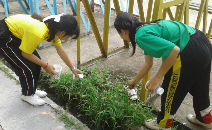 เก็บขยะรอบโรงเรียน