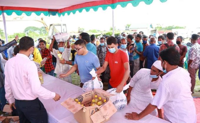 ত্রাণ বিতরণ