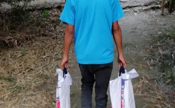 ইদ সামগ্রী বিতরন। 