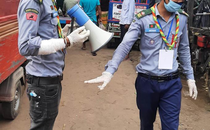 করোনা ভাইরাস প্রতিরোধ সম্পর্কে সতর্কতামূলক মাইকিং ও মাস্ক বিতরণ 