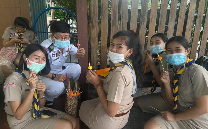 จิตอาสาช่วยกันประดิษฐ์ดอกไม้