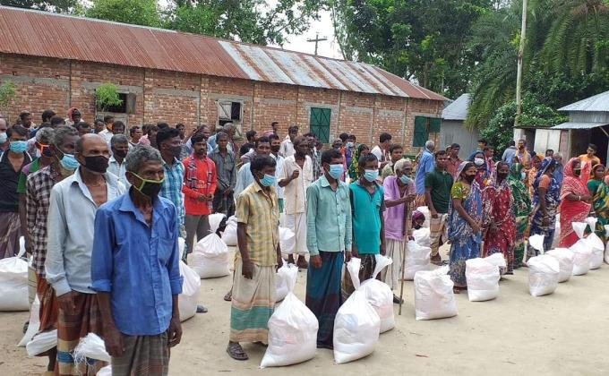 জাতীয় মানবাধিকার কমিশনের উদ্যোগে ইউএনডিপি’র হিউম্যান রাইটস প্রোগ্রামের সহায়তায় সিরাজগঞ্জ জেলার তাড়াশ উপজেলার প্রতিবন্ধীদের মাঝে ত্রাণ সামগ্রী বিতরণ