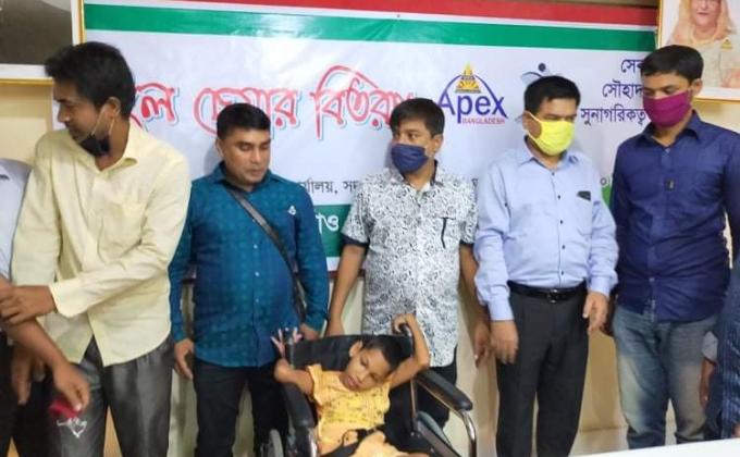বিশেষ চাহিদা সম্পন্ন শিশুকে হুইল চেয়ার বিতরণ
