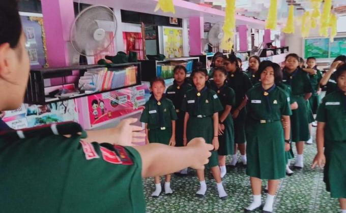 การฝึกสัญญาณมือสากลโดยพี่เลี้ยงลูกเสือโรงเรียนท่าม่วงราษฎร์บำรุง