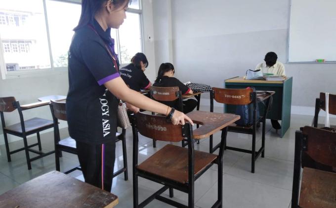 จัดโต๊ะช่วยทำเวรห้อง.