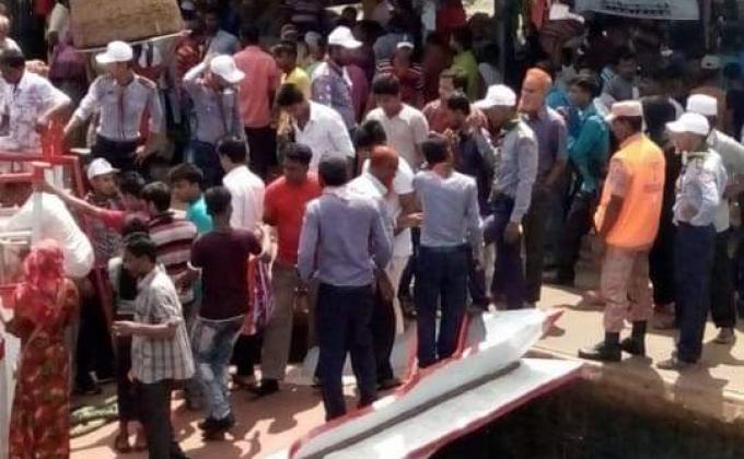 ঈদে ঘরমুখী যাত্রীদের সেবায় নিয়োজিত নারায়ণগঞ্জ জেলা রোভার।