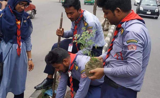 রাস্তার পাশে বৃক্ষরোপন কর্মসূচী   
