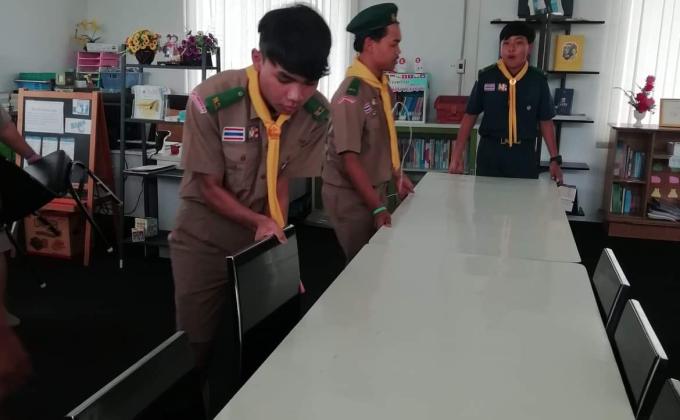 ตัวแทนหมู่ลูกเสือปลาหมึก​ ช่วยอาจารย์จัดห้องสมุดให้ดูดีขึ้น​ ที่วิทยาลัยเอเชีย