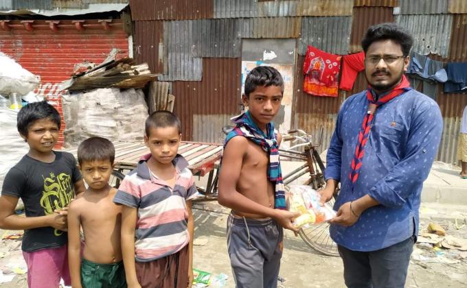 অসহায় হতদরিদ্র শিশুদের মাঝে ঈদের সেমাই বিতরন।