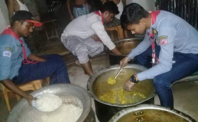 কাব স্কাউটদের খাবার পরিবেশন 