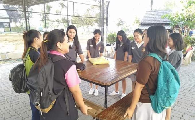 ช่วยยกโต๊ะที่วิทลัย