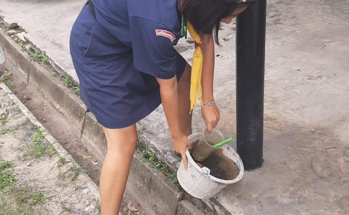 เก็บทำความสะอาดบริเวณสนามโรงเรียน