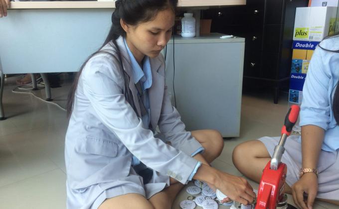 ช่วยอาจารย์ตัดกระดาษ