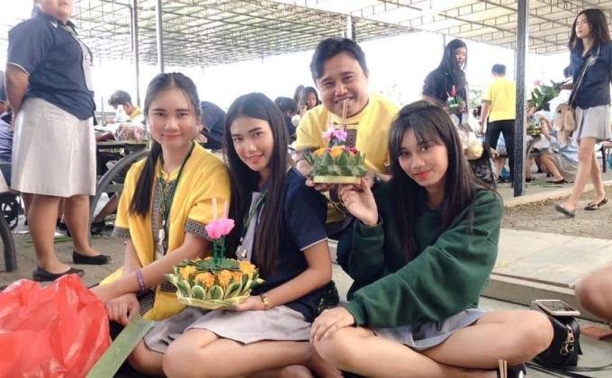 ทำกระทงจากวัสดุธรรมชาติในวันลอยกระทง