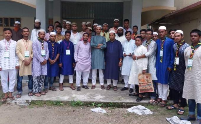 ঈদগাহে স্বেচ্ছাসেবক হিসেবে দায়িত্ব পালন।