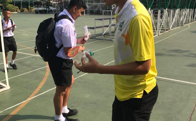 เก็บขยะในโรงเรียน