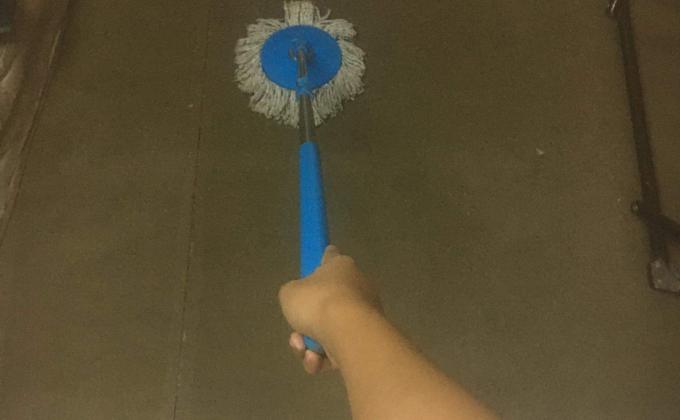 ถูพื้นทำความสะอาดในห้อง