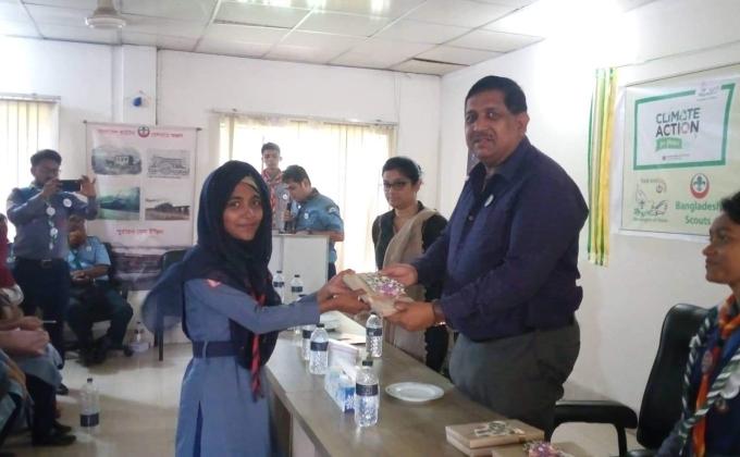 MOP উপস্থিত বক্তৃতাতে পুরস্কার গ্রহণ 2018।