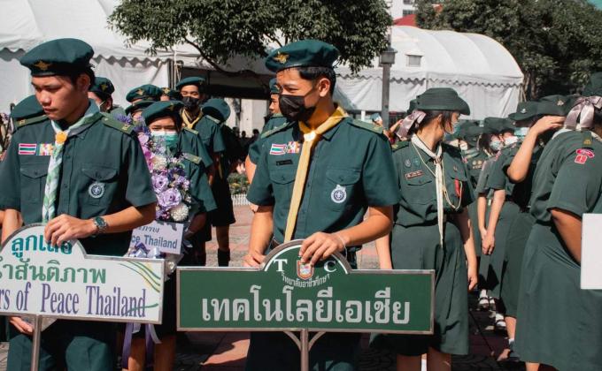 จิตอาสาถือป้ายวิทยาลัย