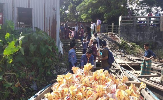 অসহায় বন্যার্তদের মাঝে ত্রাণ বিতরণ