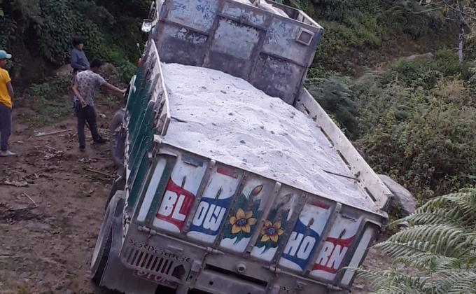 Help truck driver to clear the mud  and stones.