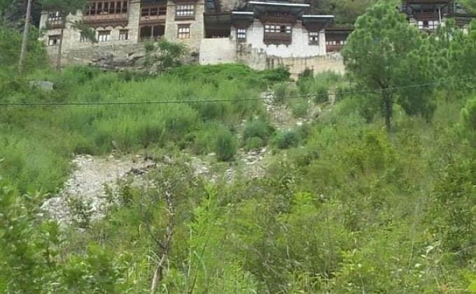 Hiking toward drak mar 