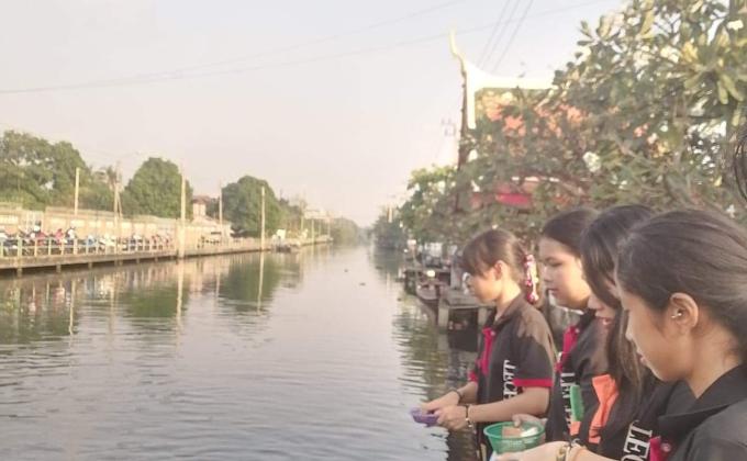 ให้อาหารปลา