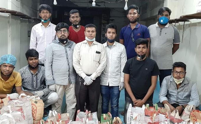 ত্রান সামগ্রী বিতরন