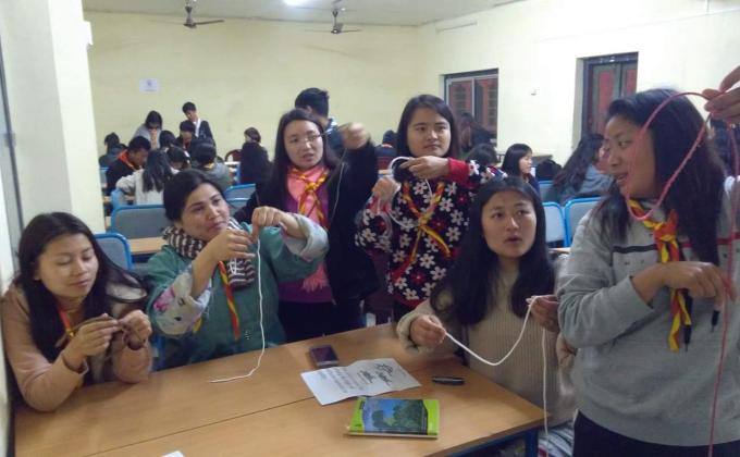 Introducing different types of scout knots