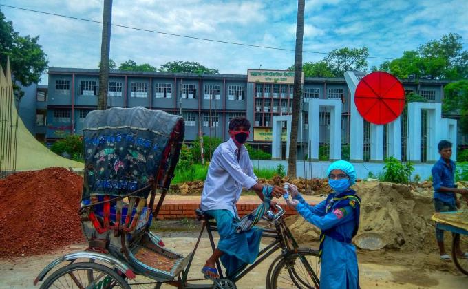 শতভাগ মাস্ক নিশ্চিত করণ ও হ্যান্ড স্যানিটাইজার বিতরণ