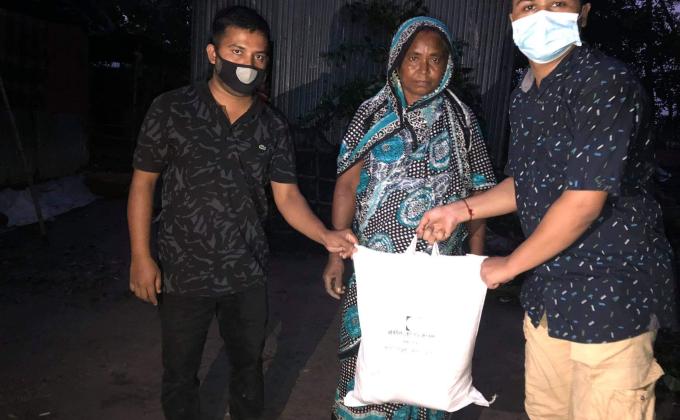 ঘূর্ণিঝড় টর্নেডো আক্রান্ত এলাকায় ত্রাণ বিতরন