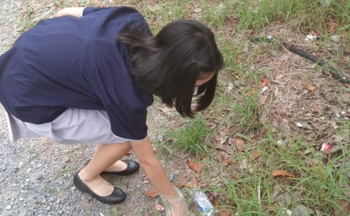จิตอาสาเก็บขยะข้างถนน