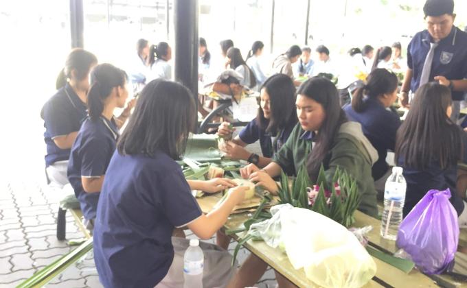 ทำกระทงจากวัสดุธรรมชาติ เนื่องในวันลอยกระทง