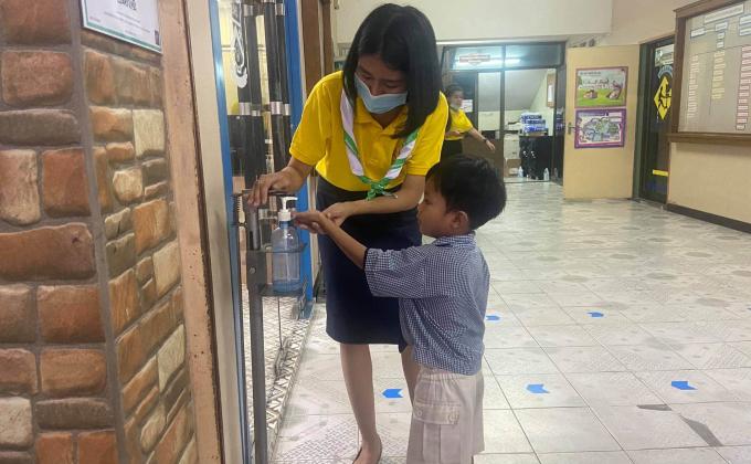 จิตอาสา สอนวิธีการล้างมือให้เด็ก