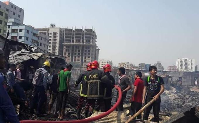 অগ্নিকাণ্ডে স্কাউট সেবার নিয়োজিত।