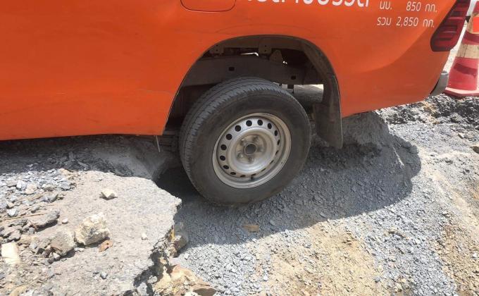 ช่วยรถส่งของตกถนน