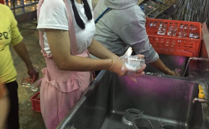  ช่วยน้าล้างแก้วในงานบวชลูกชาย