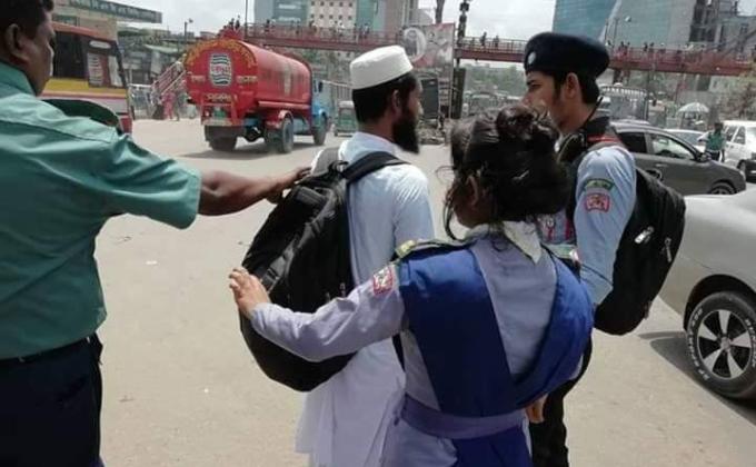 ট্রাফিক সচেতনতা কর্মসূচি বাস্তবায়ন    