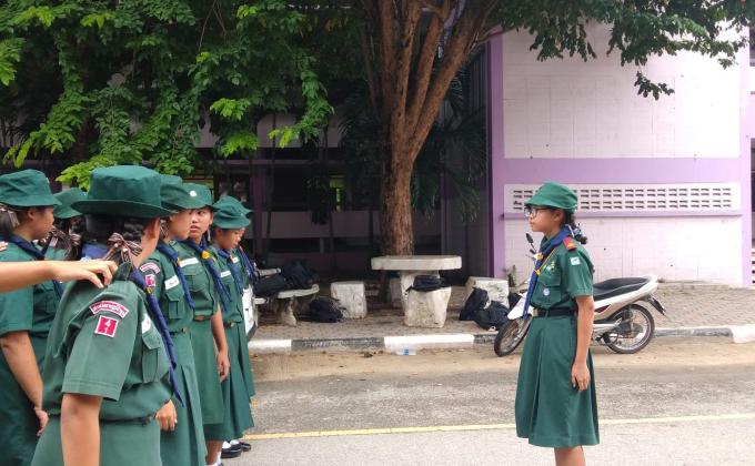 การฝึกสัญญาณ​มือสากล​โดยพี่เลี้ยง​ลูกเสือโรงเรียนท่าม่วงราษฎร์บำรุง