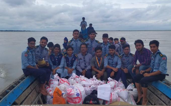 বন্যার্তদের মাঝে ত্রান বিতরন।