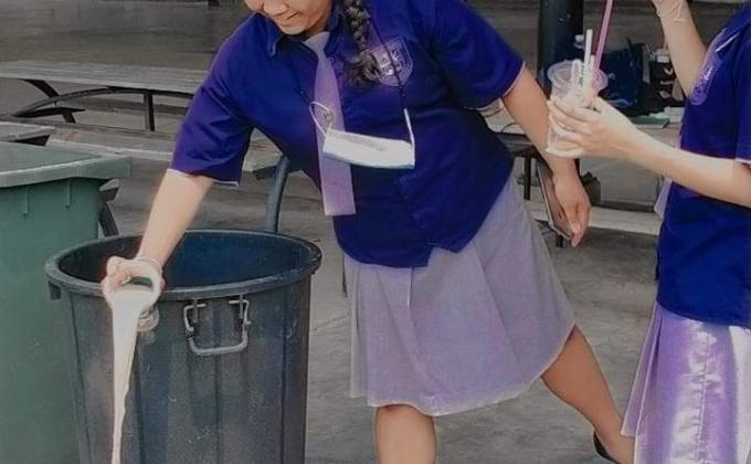 เก็บแก้วน้ำไปทิ้ง